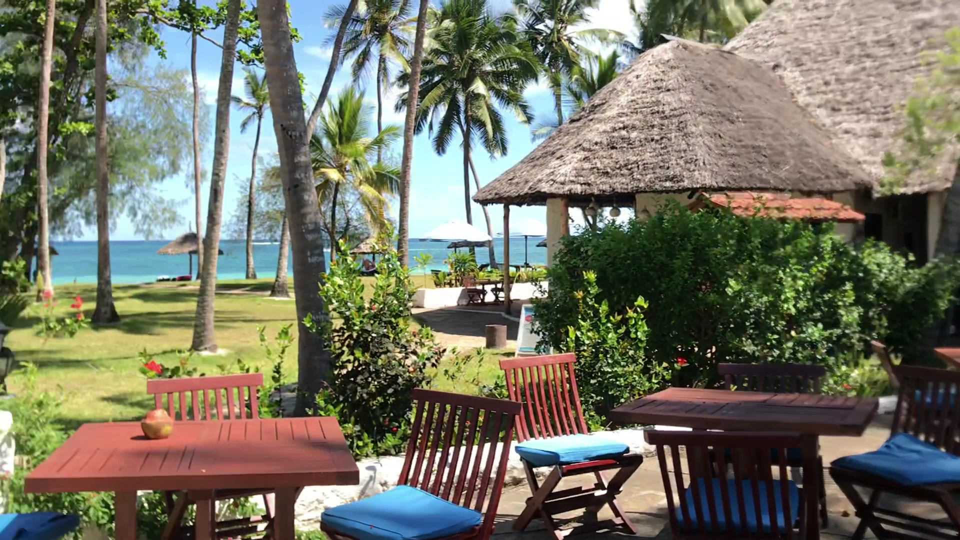 Diani Sea Lodge āra terase ar koka mēbelēm, skats uz Indijas okeānu un tropu dārzu Kenijas piekrastē