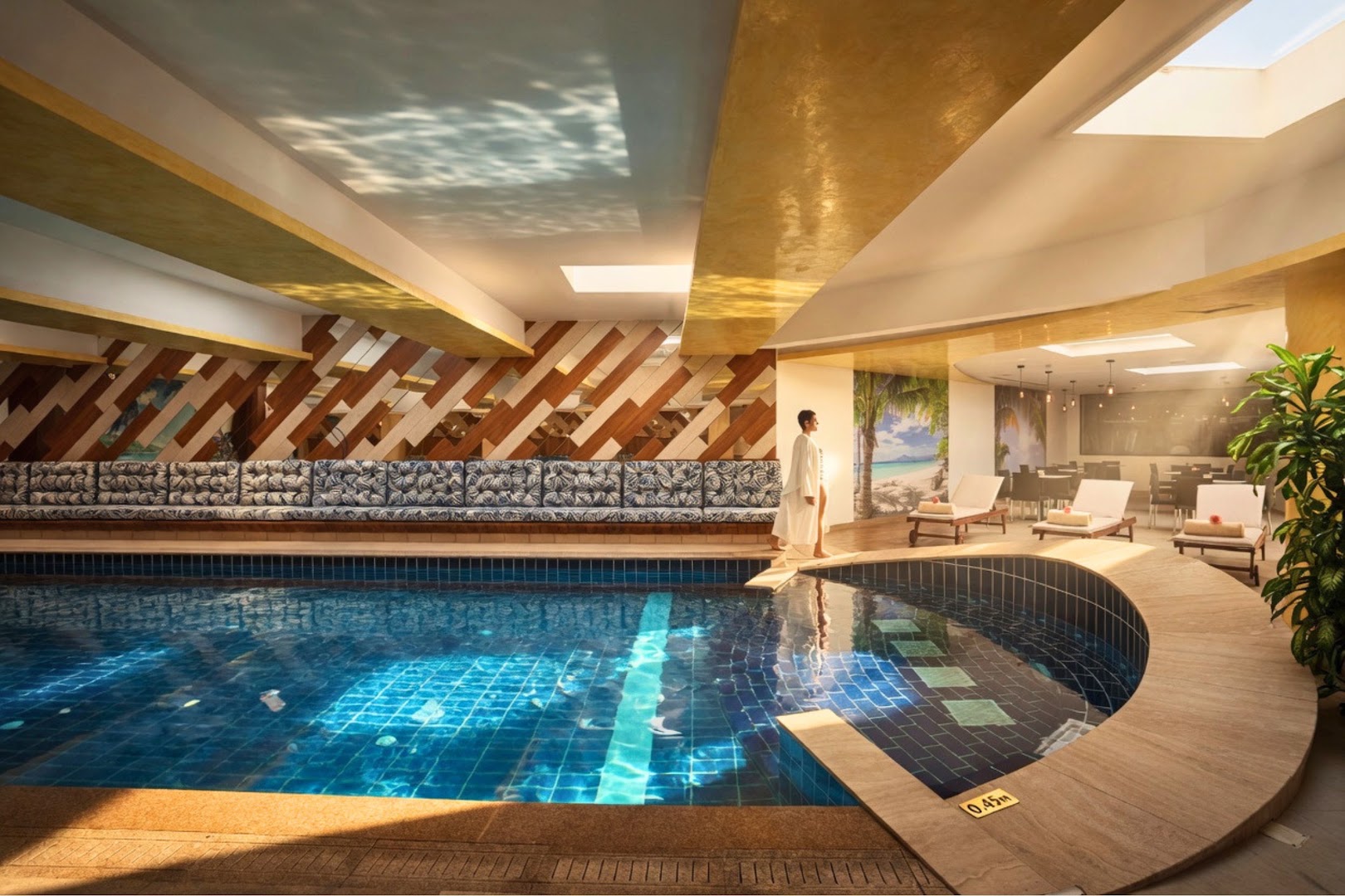 Cavo Maris Beach iekštelpu baseins ar atpūtas zonu, mīkstiem dīvāniem un modernu apgaismojumu spa centrā