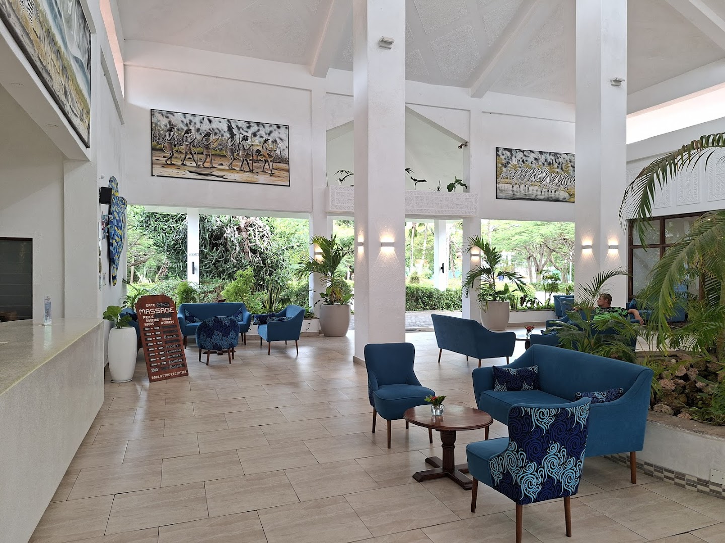 Diani Sea Resort plašais un gaišais lobby ar modernām mēbelēm, augstiem griestiem un afrikāņu mākslas darbiem pie sienām