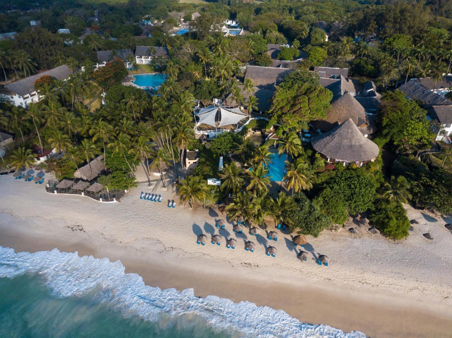 Diamond Leisure Beach & Golf Resort skats no putna lidojuma uz pludmali, tropu dārzu un baseiniem pie okeāna krasta