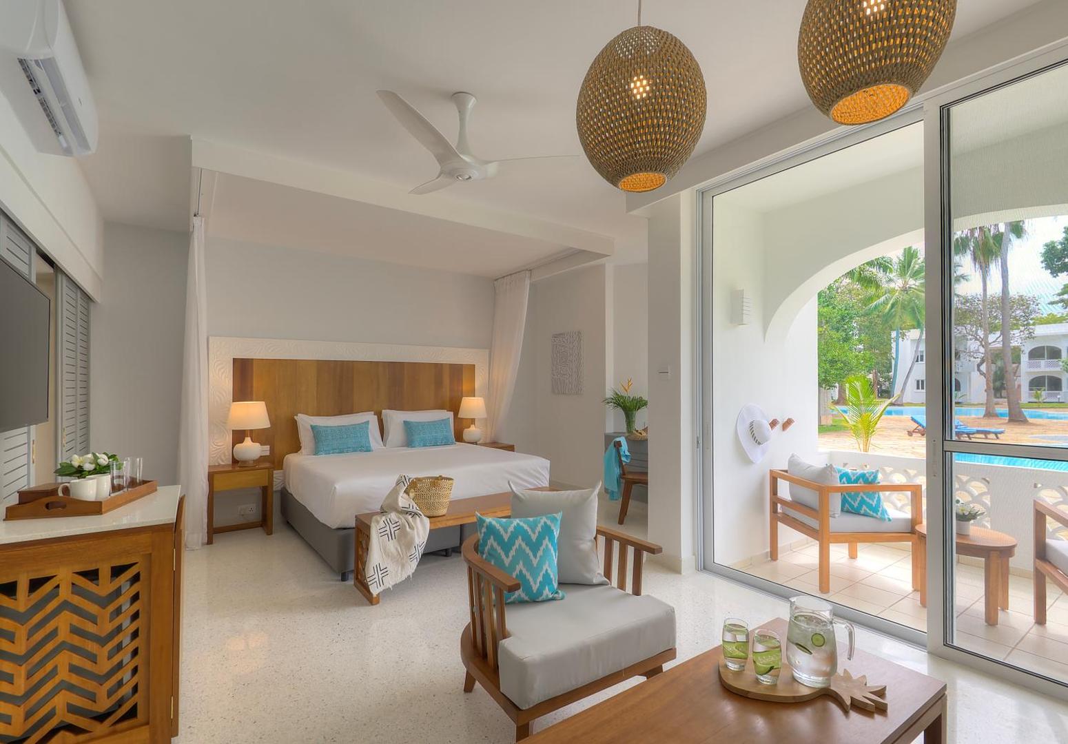 Diamond Leisure Beach & Golf Resort numura interjers ar atpūtas zonu un skatu uz dārzu un baseinu caur stikla durvīm