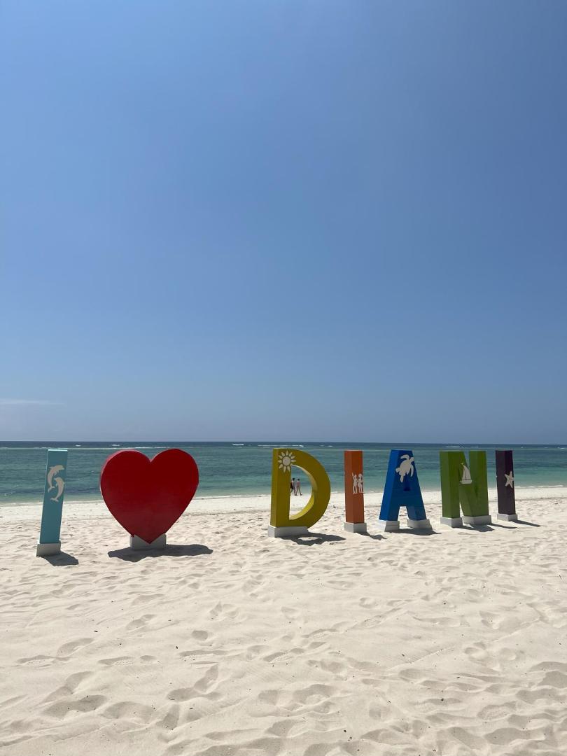 Diamond Leisure Beach & Golf Resort uzraksts I Love Diani baltu smilšu pludmalē pie Indijas okeāna Kenijā