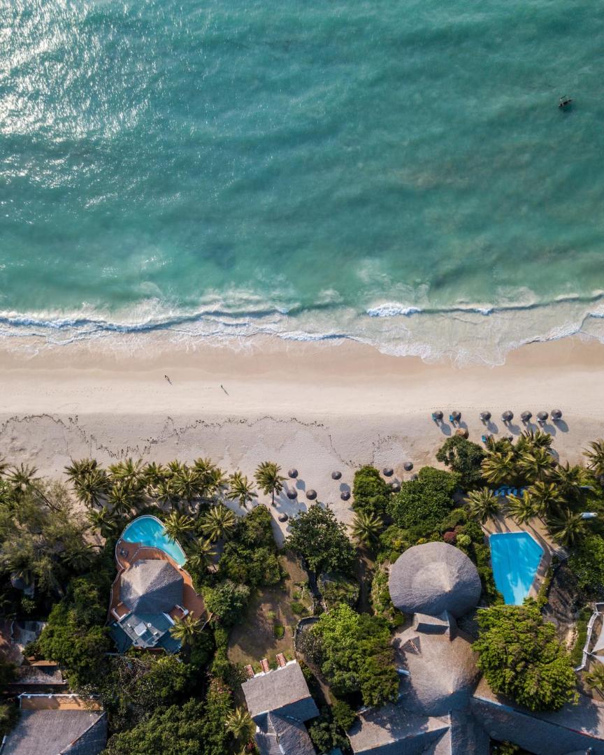 Diamond Leisure Beach & Golf Resort aerofoto ar tirkīzzilu okeānu, baltu smilšu joslu un baseiniem starp palmām