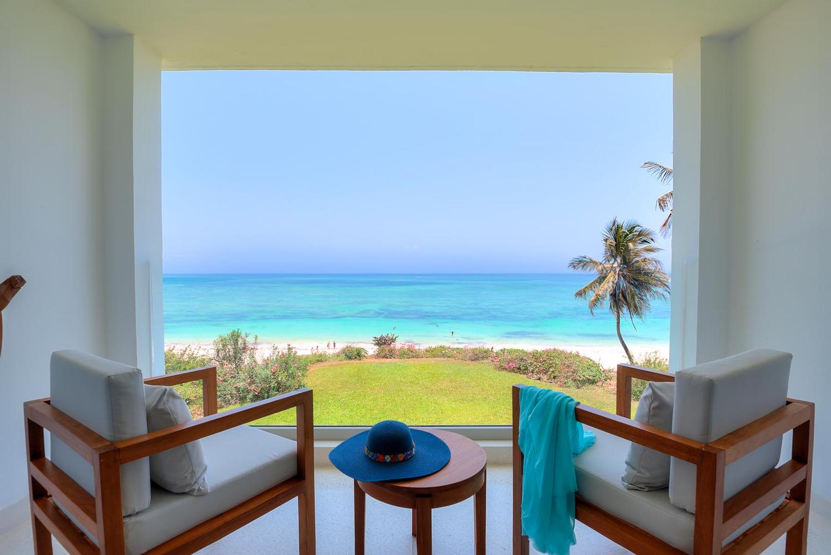 Diamond Leisure Beach & Golf Resort numura balkons ar skatu uz tirkīzzilo okeānu un balto smilšu pludmali Zanzibārā