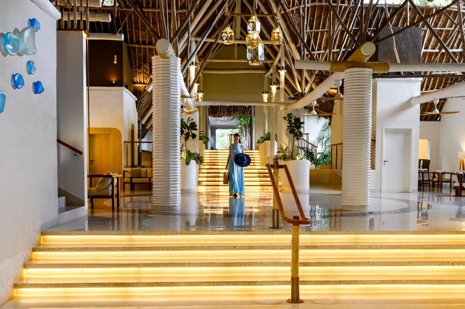 Diamond Leisure Beach & Golf Resort viesnīcas vestibils ar izgaismotām kāpnēm, augstiem griestiem un modernu interjera dizainu