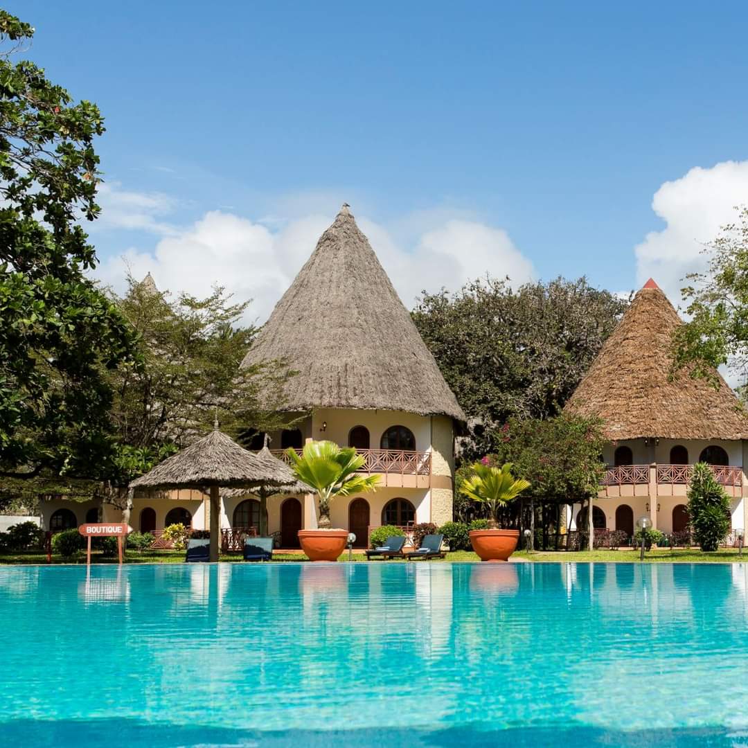 Neptune Palm Beach Boutique Resort & Spa bungalo tipa numuri ar salmu jumtiem pie baseina Kenijas piekrastē