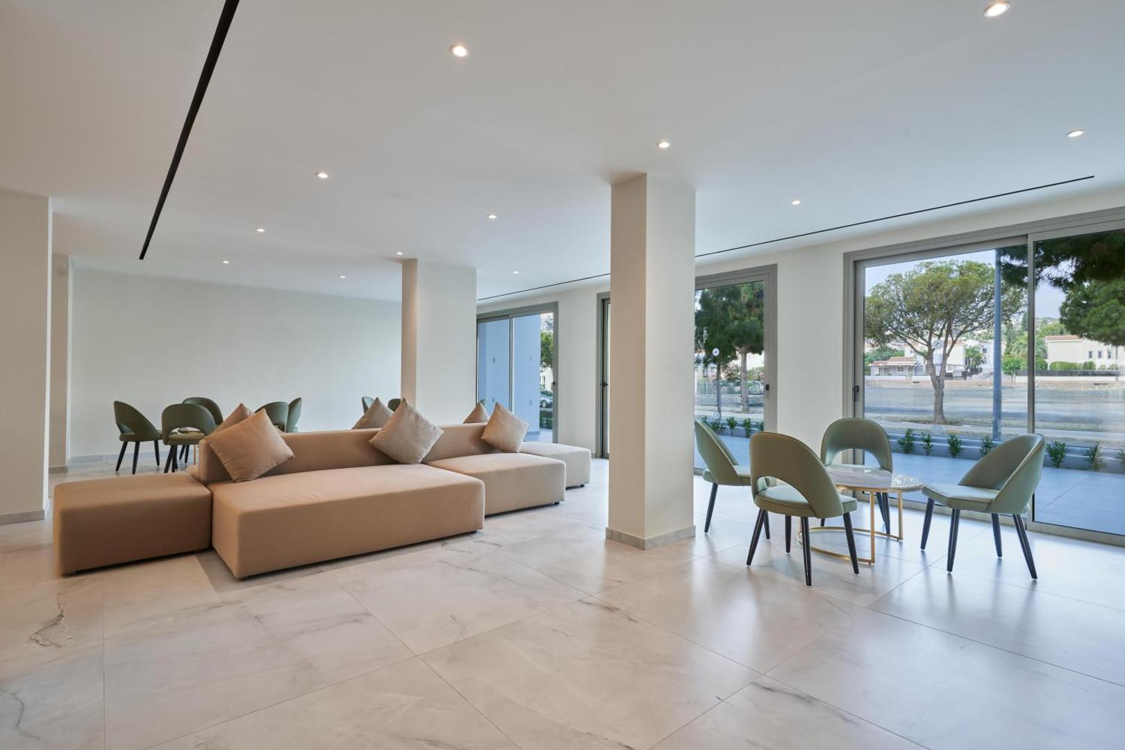 Maris Grand Waterpark Resort plašā un gaišā lobby zona ar ērtiem dīvāniem un lieliem logiem uz dārzu