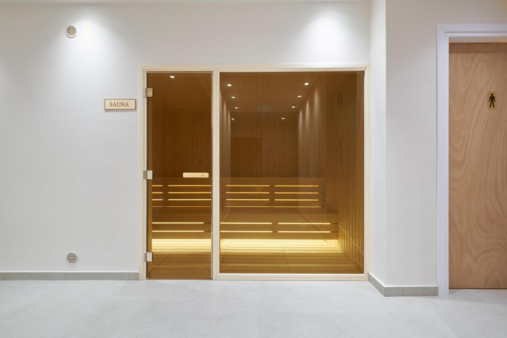 Maris Grand Waterpark Resort spa zonas sauna ar koka apdari un stikla durvīm relaksācijai