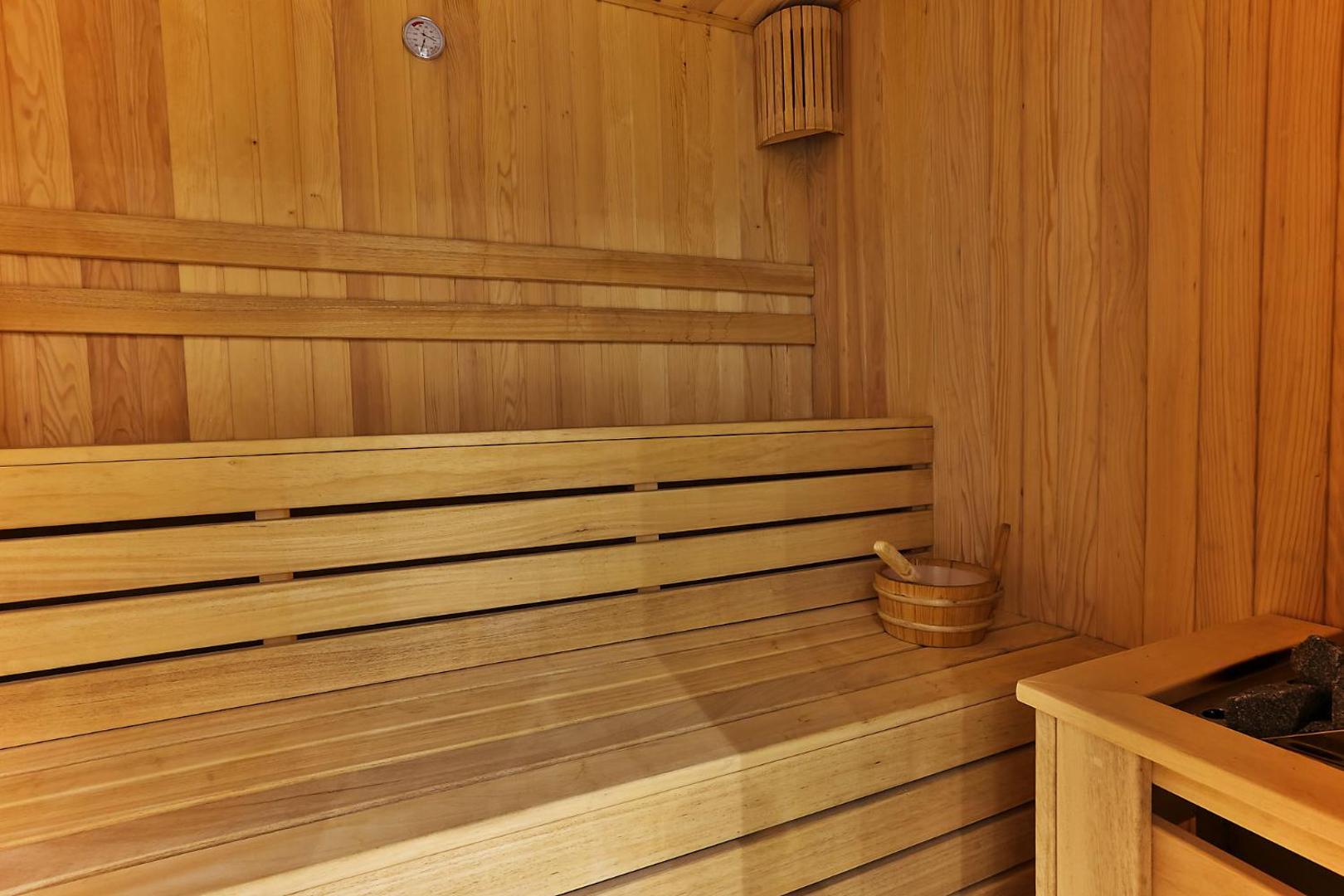 Viesnīcas Ruzmarin By Aycon koka apdares sauna ar lāviņām un pirts piederumiem — relaksācijas zona viesu atpūtai Melnkalnē