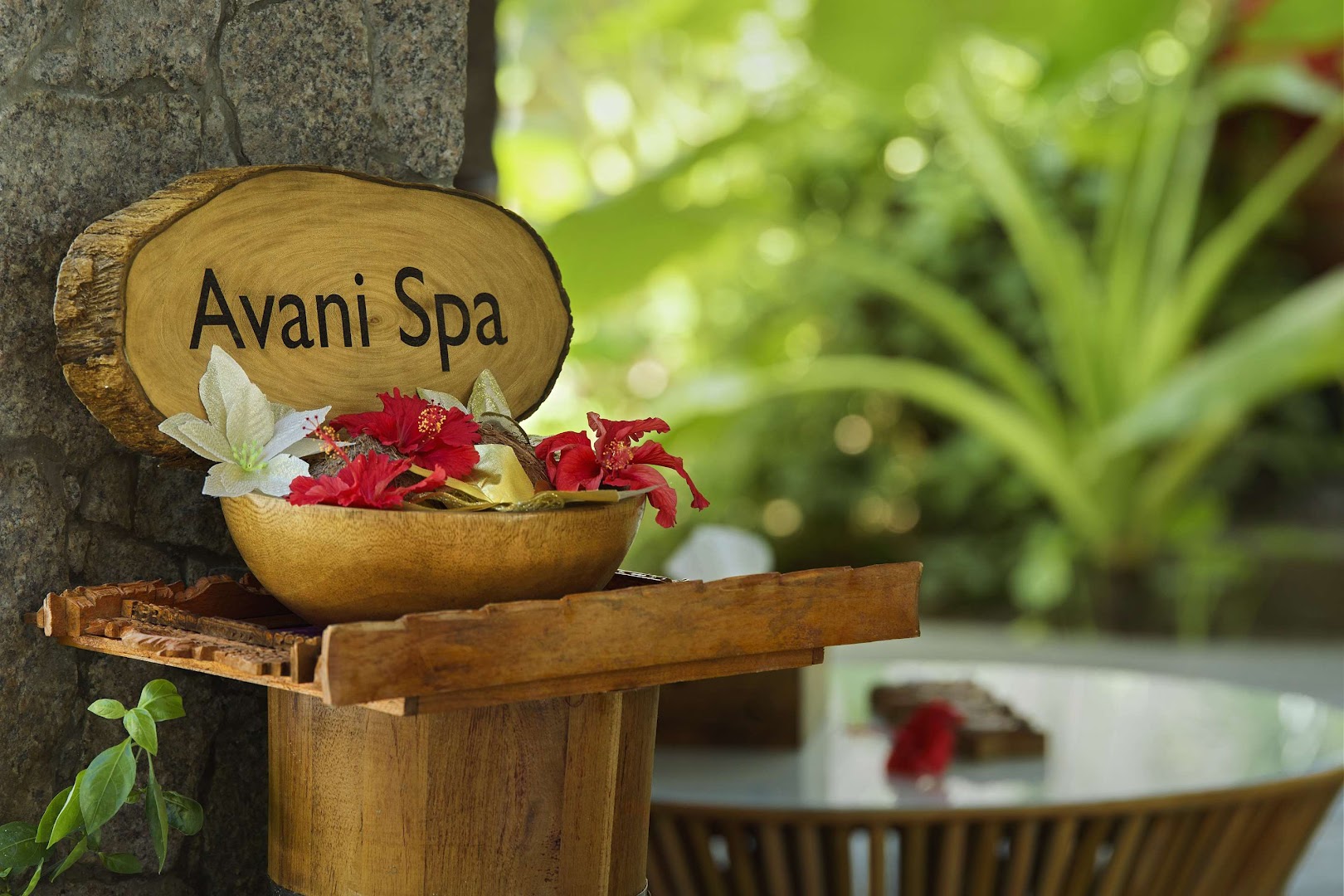 Avani Spa koka izkārtne ar sarkanu hibisku ziedu dekorāciju Avani+ Barbarons Seychelles kūrortā Seišelu salās