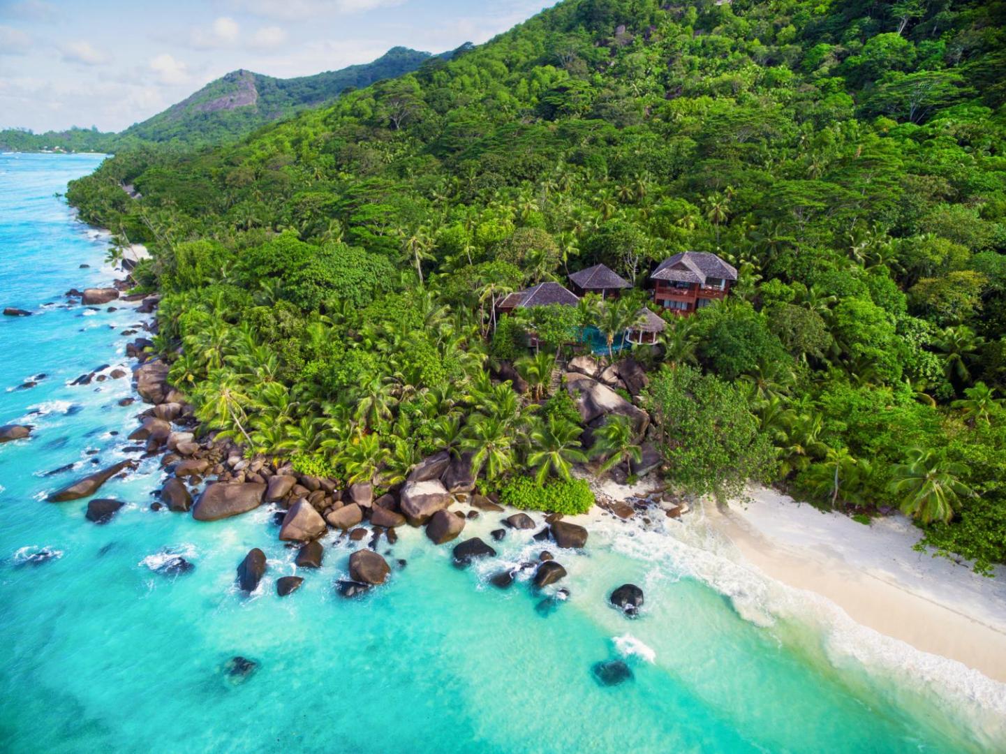 NIVA Labriz Seychelles villas uz kalna nogāzes pie okeāna ar granīta klintīm un tirkīzzilu ūdeni Seišelu salu piekrastē