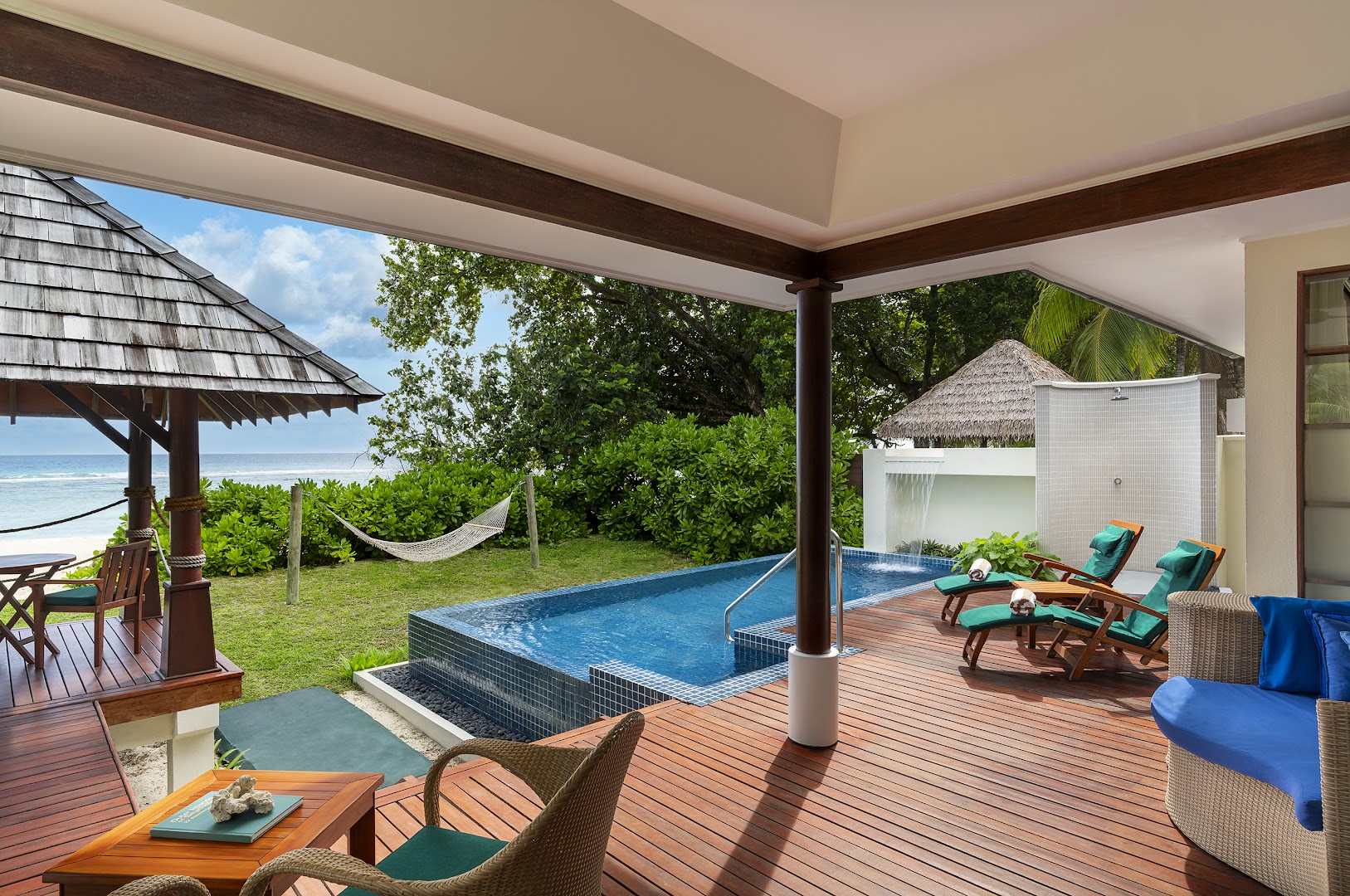 NIVA Labriz Seychelles villas privātais baseins uz koka terases ar skatu uz okeānu un tropisko dārzu Seišelu salās
