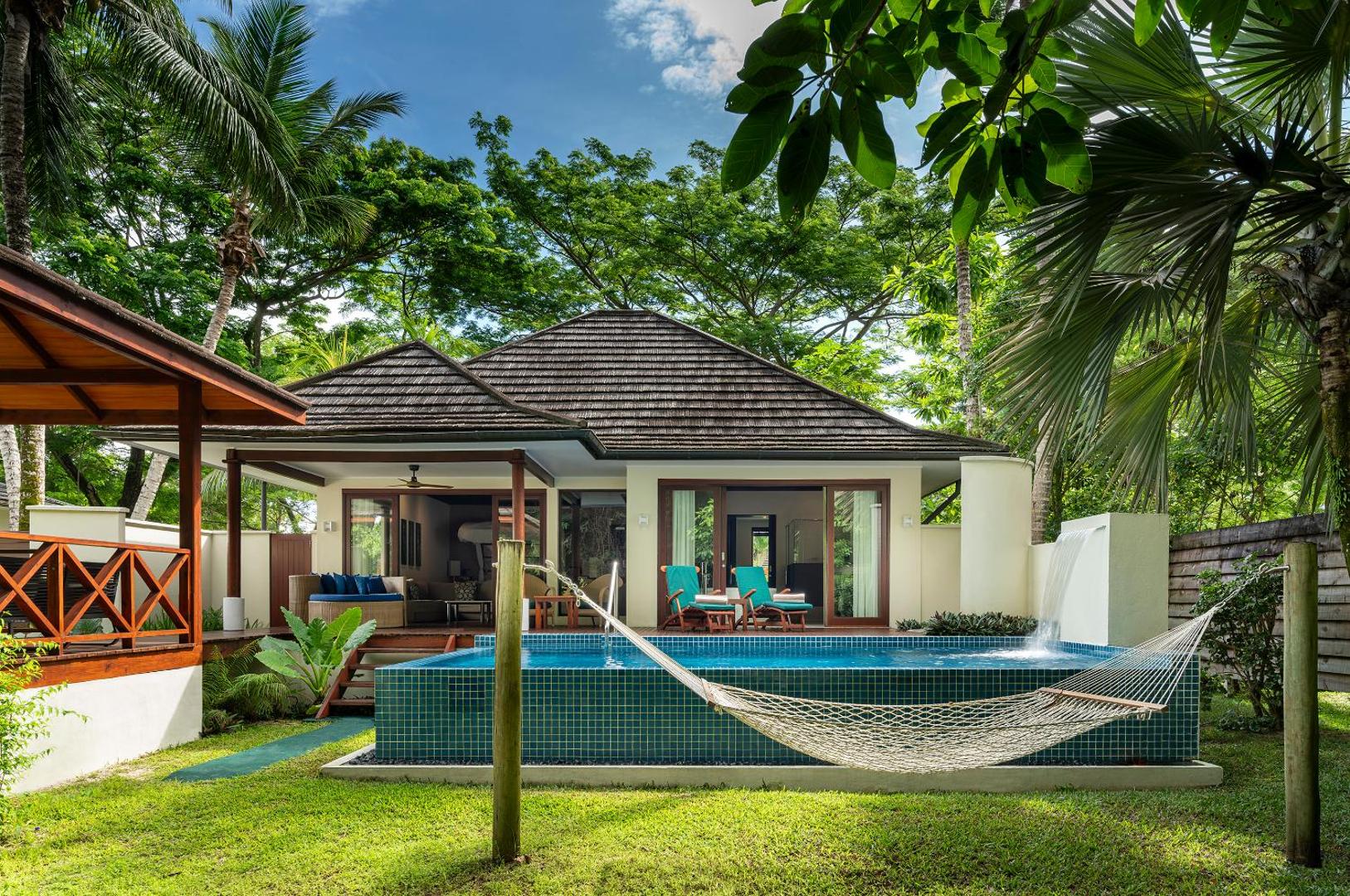 NIVA Labriz Seychelles privātais bungalo ar personīgo baseinu, šūpuļtīklu un terasi, ko ieskauj lekni tropu zaļumi un koki