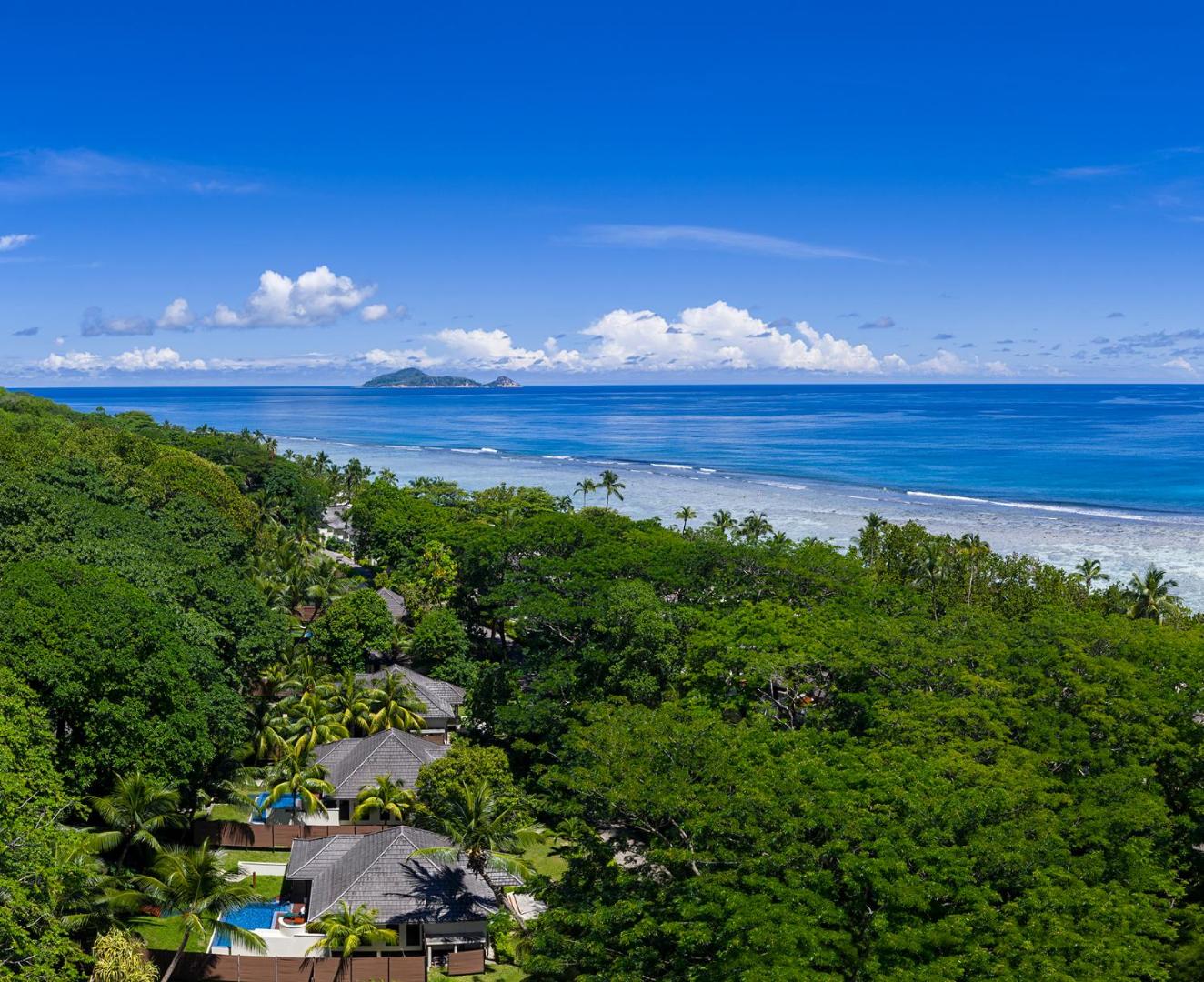 NIVA Labriz Seychelles kūrorta bungalo un privātie baseini tropu dārzā pie okeāna krasta līnijas Siluetas salā