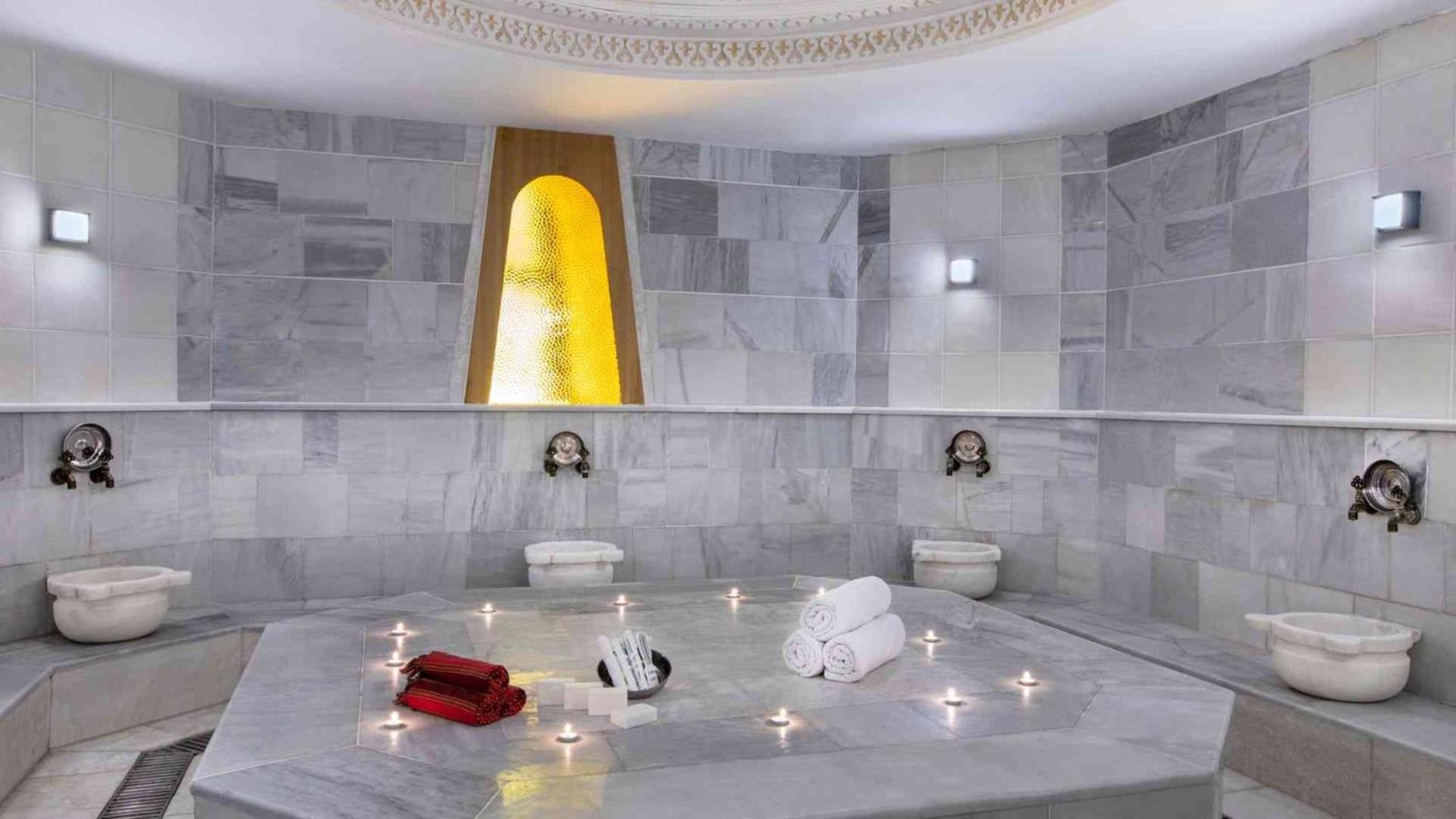 Baska Resort Bodrum tradicionālais turku hamams ar marmora apdari, svecēm un mazgāšanās traukiem spa centrā