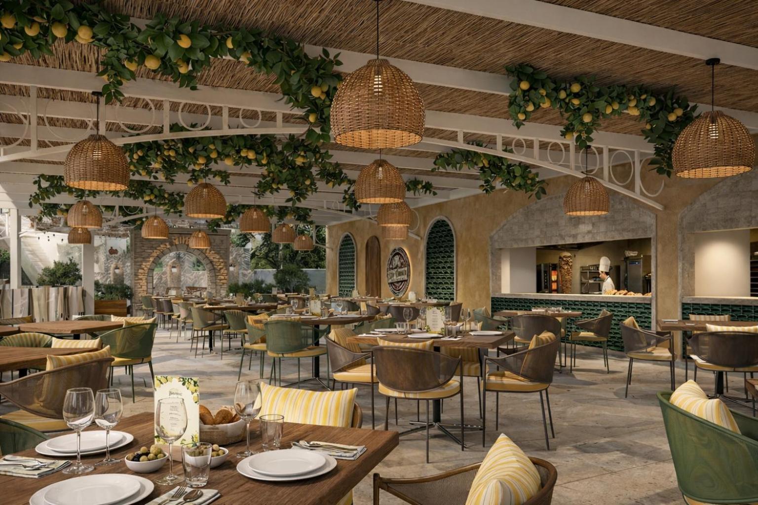 Baska Resort Bodrum restorāna interjers ar pītiem gaismekļiem un citronkoku dekorācijām, mājīga atmosfēra un klāti galdi