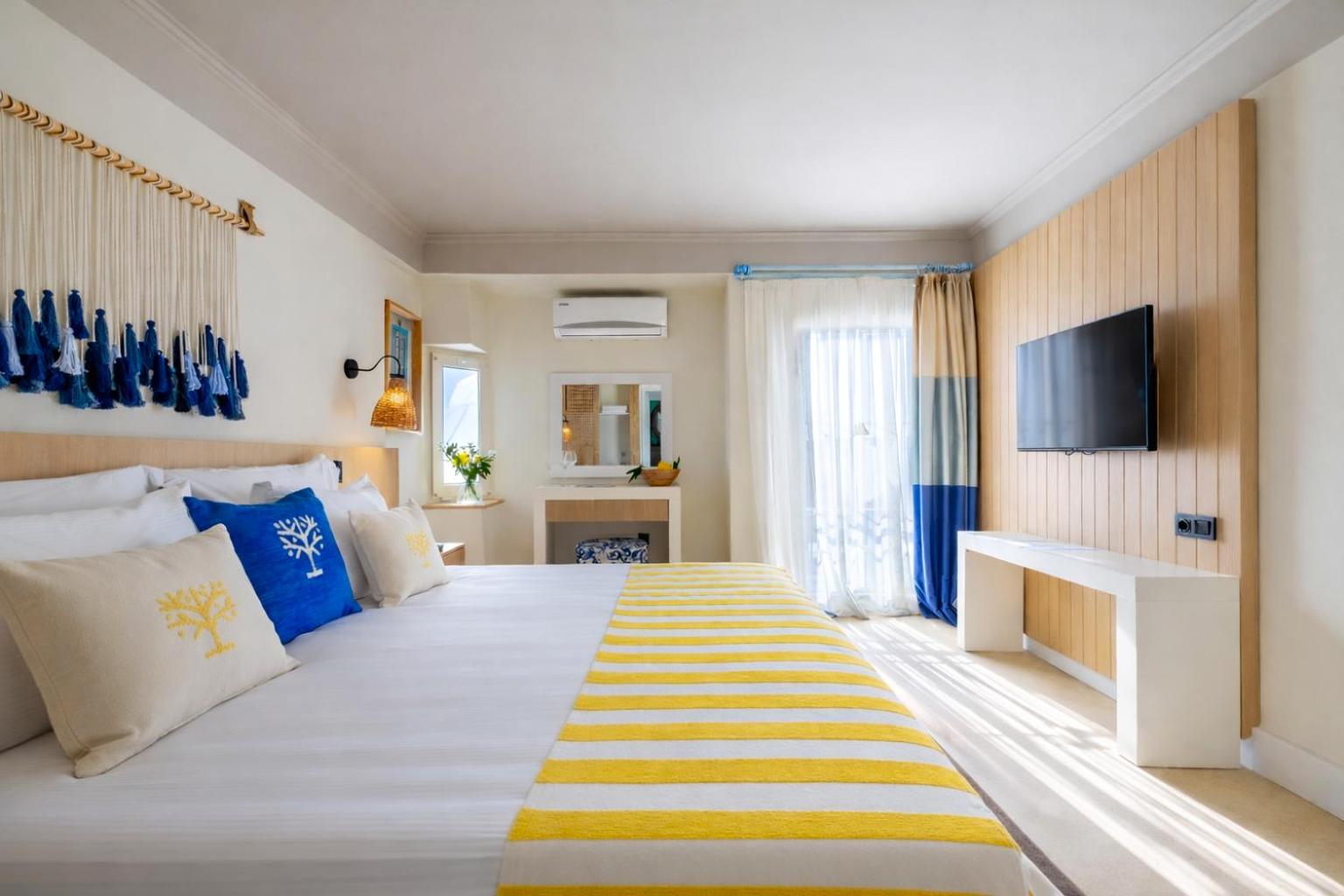 Baska Resort Bodrum numurs ar lielu gultu, plakanā ekrāna televizoru un saulainu balkona ieeju Bodrumas kūrortā