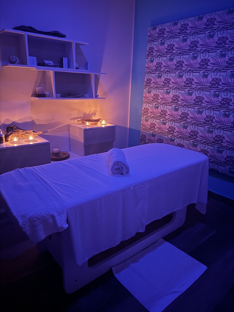Tonicello Resort & Spa modernā spa procedūru telpa ar masāžas galdu un nomierinošu zilu apgaismojumu