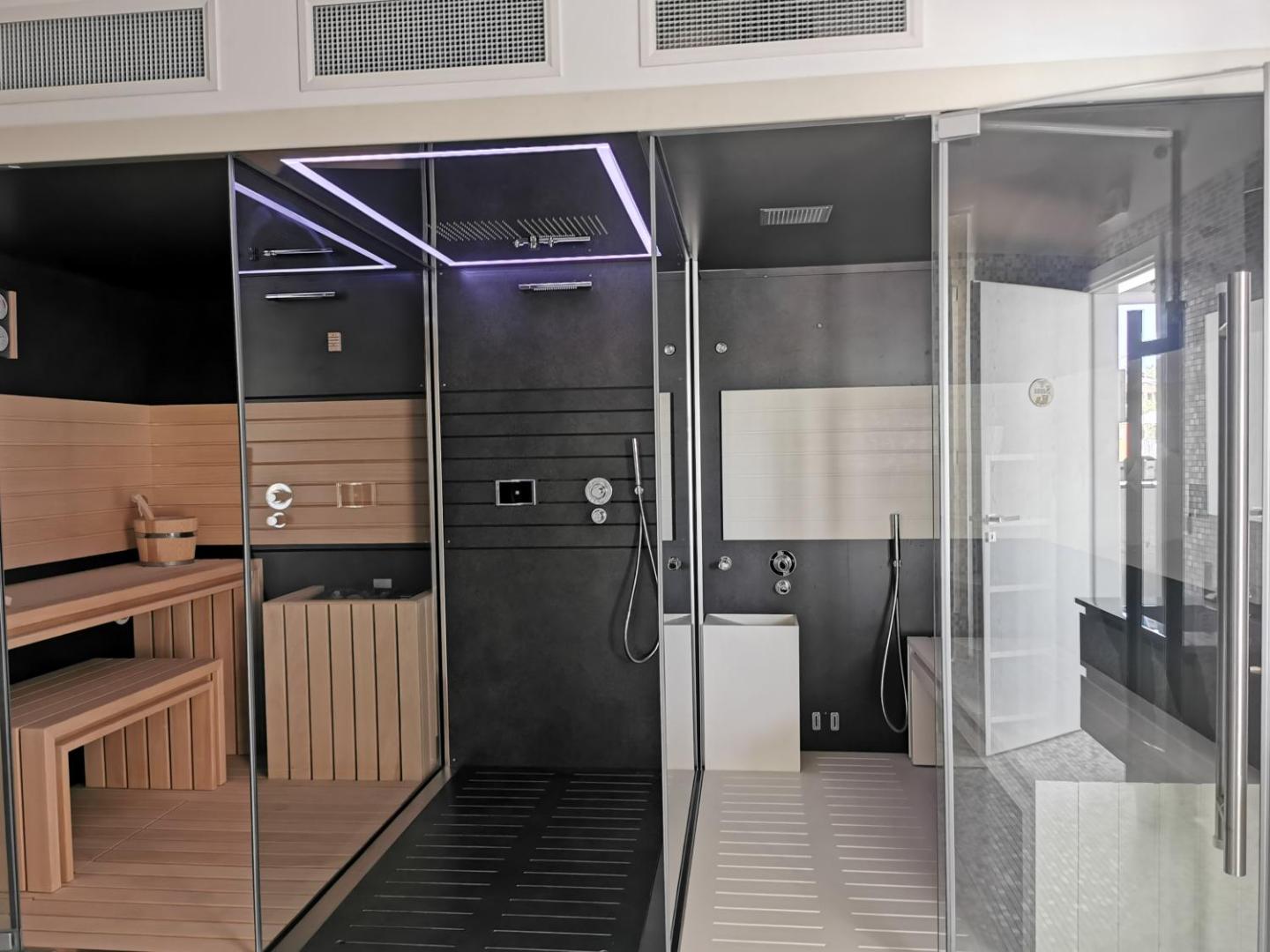 Galia Luxury Resort modernā spa zona ar koka saunu, stikla dušas kabīni un relaksācijas telpu Kalabrijas piekrastē