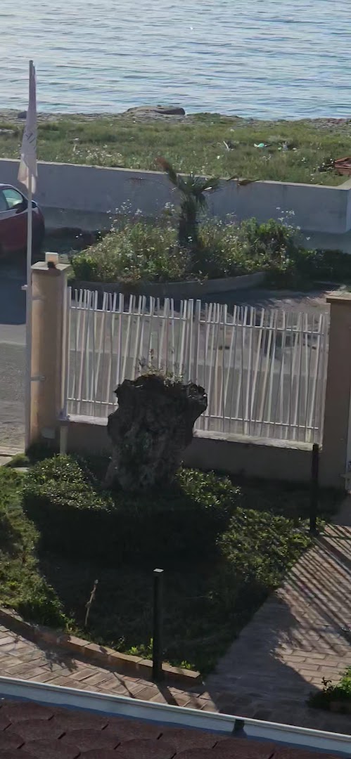 Galia Luxury Resort dārza elements un dekoratīvs žogs ar skatu uz jūras piekrasti Kalabrijā