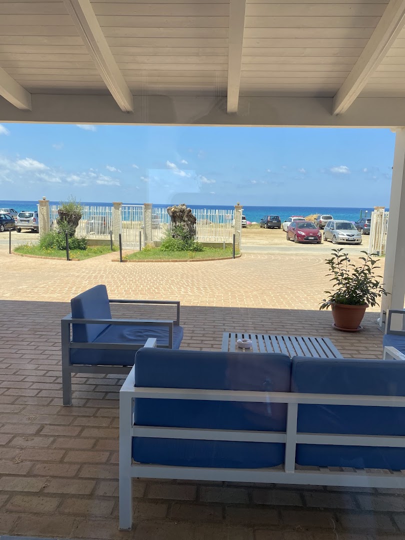 Galia Luxury Resort āra terase ar ziliem dīvāniem un skatu uz Jonijas jūru Kalabrijā, Itālijā