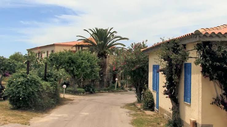 Villagio Marco Polo viesnīcas ciemata teritorija ar gājēju celiņiem, palmām un zemu apbūvi Vidusjūras stilā