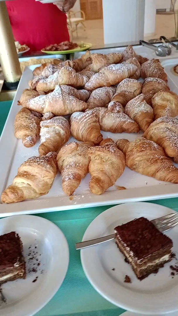 Villagio Marco Polo brokastu bufetes piedāvājums ar svaigi ceptiem kruasāniem un šokolādes kūkas gabaliņiem viesnīcas restorānā