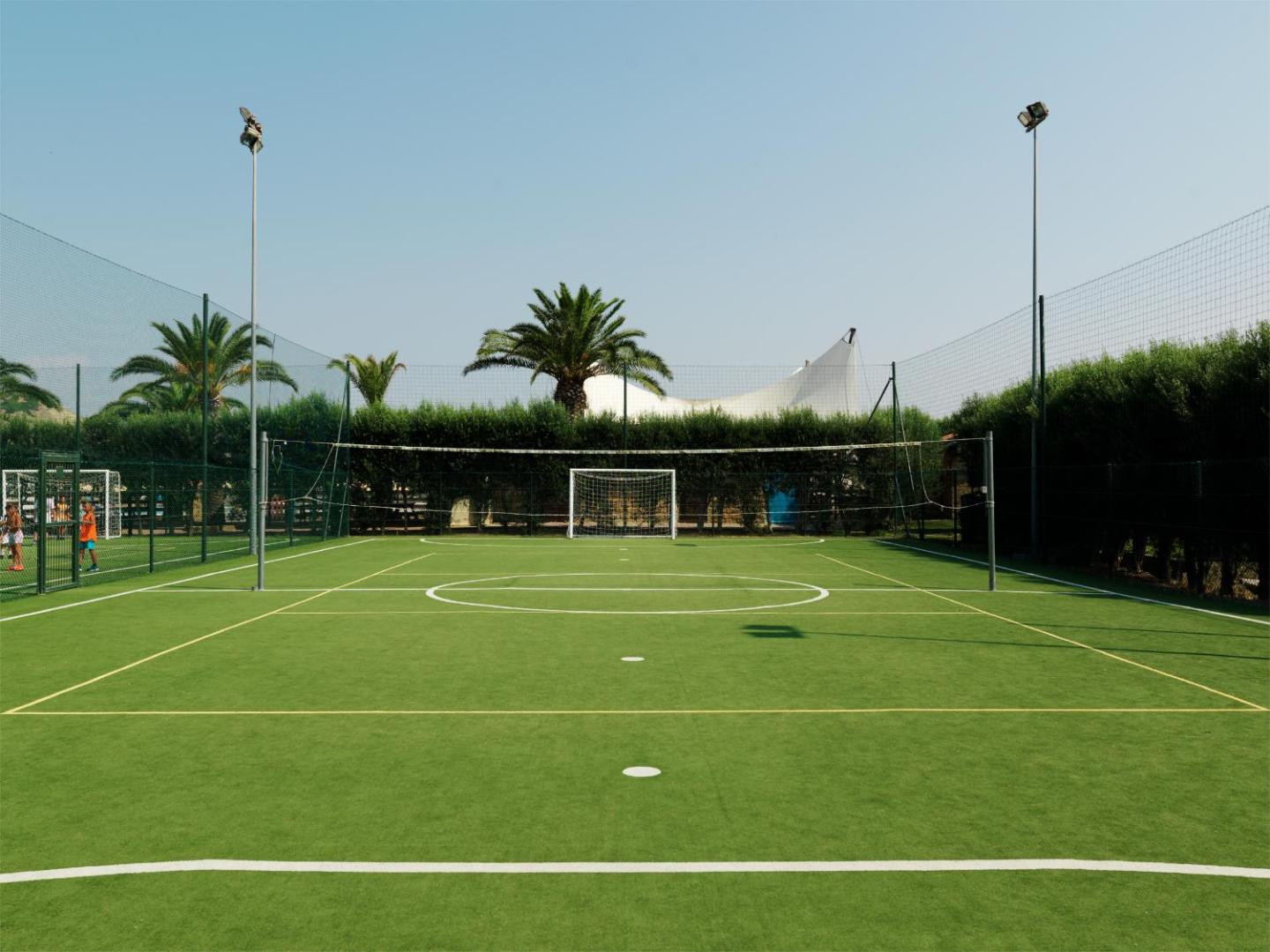 Futura Club Porto Kaleo daudzfunkcionāls sporta laukums ar mākslīgo zālienu futbolam un volejbolam Kalabrijas kūrortā