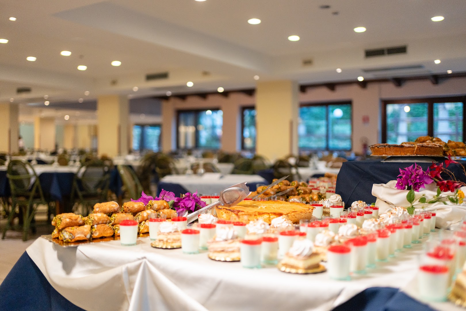 Futura Club Porto Kaleo restorāna desertu galds ar dažādām kūkām, krēmiem un itāļu konditorejas izstrādājumiem
