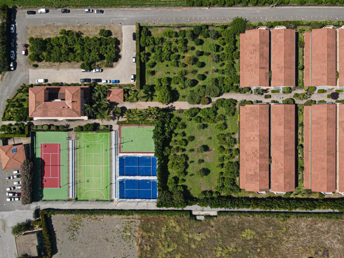 Futura Club La Praya viesnīcas teritorijas skats no putna lidojuma ar tenisa kortiem, bungalo tipa ēkām un zaļiem dārziem