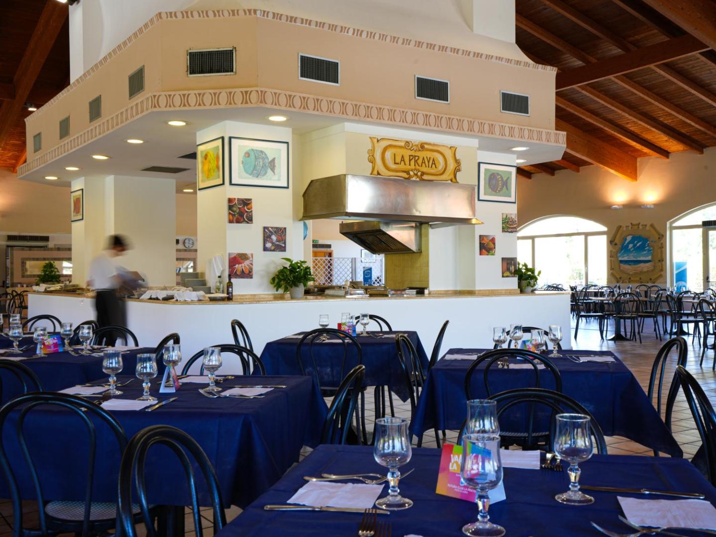 Futura Club La Praya viesnīcas restorāns La Praya ar klātiem galdiem un bufetes zonu iekštelpās