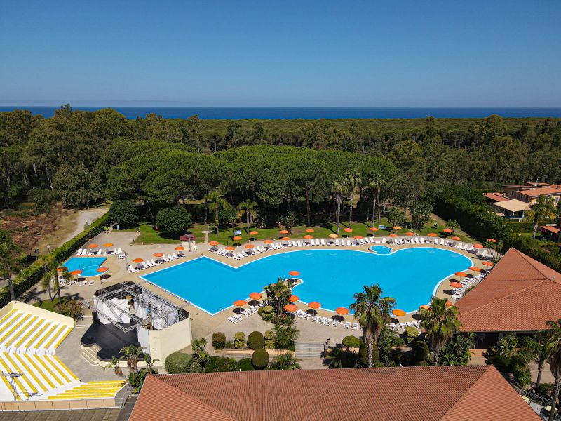 Futura Club La Praya panorāmas skats no putna lidojuma uz baseinu, amfiteātri un priežu mežu pie Jonijas jūras krasta Itālijā.
