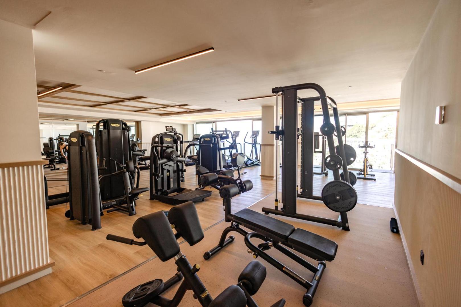 Mūsdienīgs Servatur Puerto Azul Hotel fitness centrs ar Technogym spēka trenažieriem un plašu inventāru
