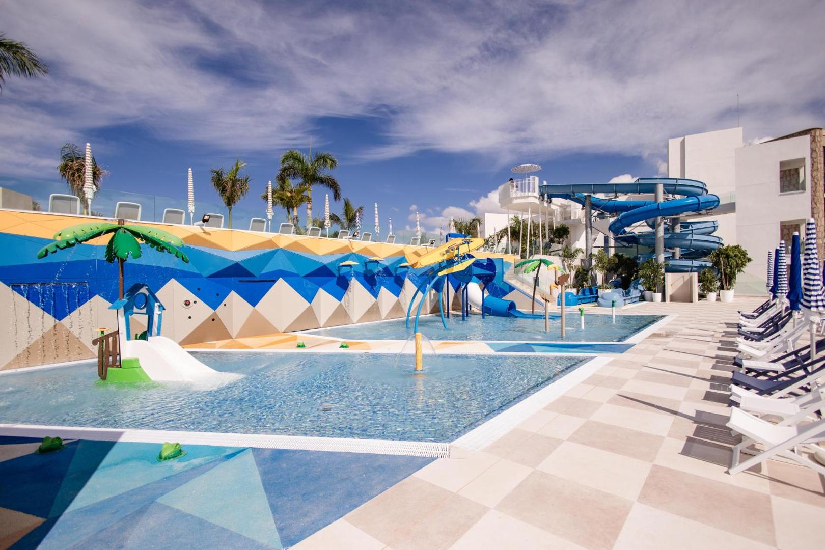 Servatur Puerto Azul Hotel bērnu baseins ar maziem slidkalniņiem un strūklakām Grankanārijā — krāsaina atpūtas zona ģimenēm ar bērniem