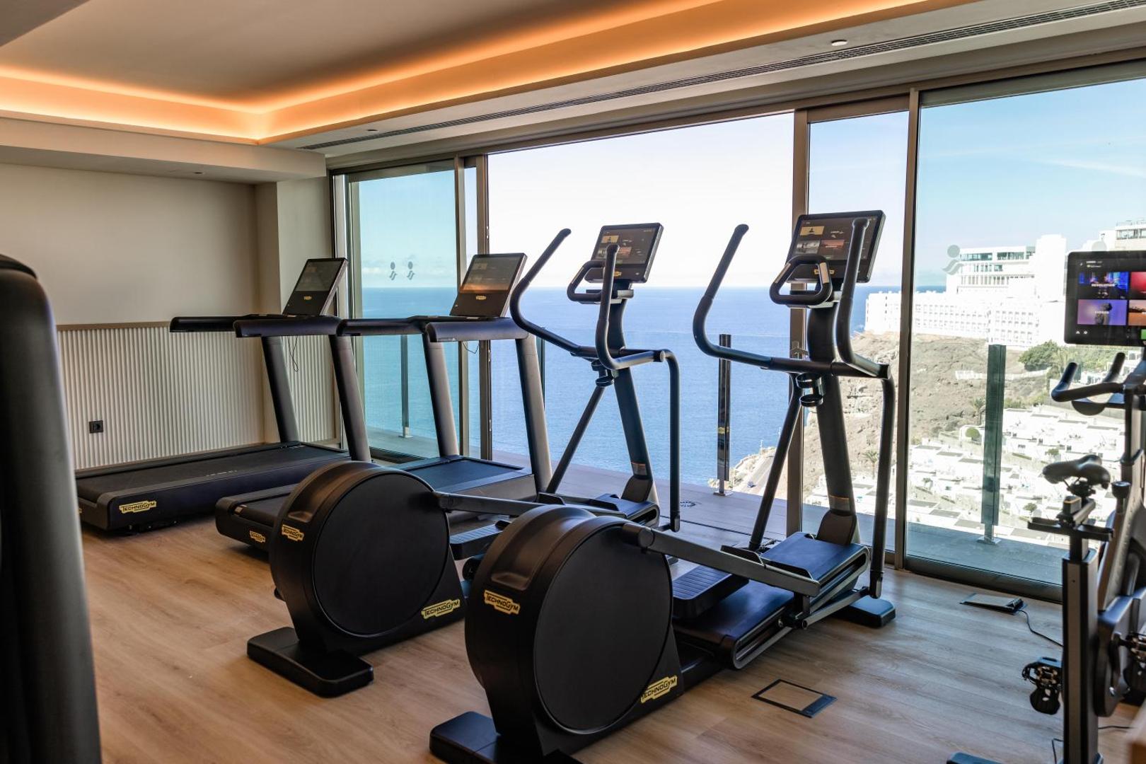Servatur Puerto Azul Hotel fitnesa centrs ar skrejceliņiem un panorāmas skatu uz Atlantijas okeānu