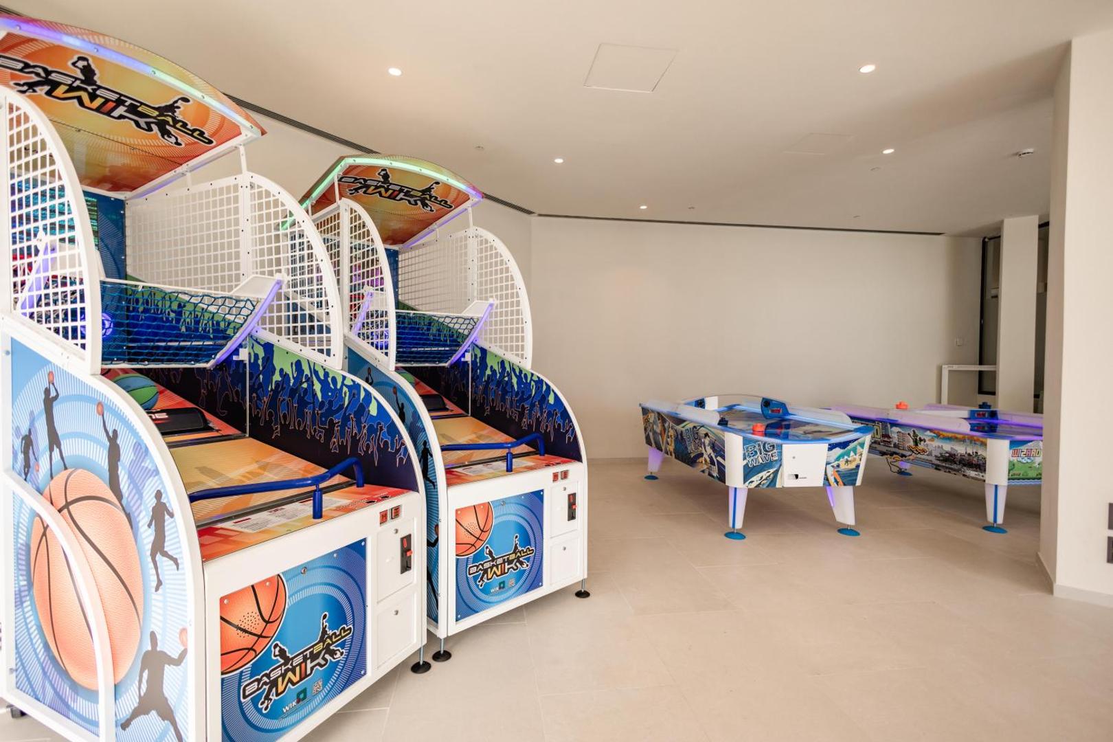 Servatur Puerto Azul Hotel spēļu telpa ar basketbola automātiem un gaisa hokeja galdiem iekštelpās
