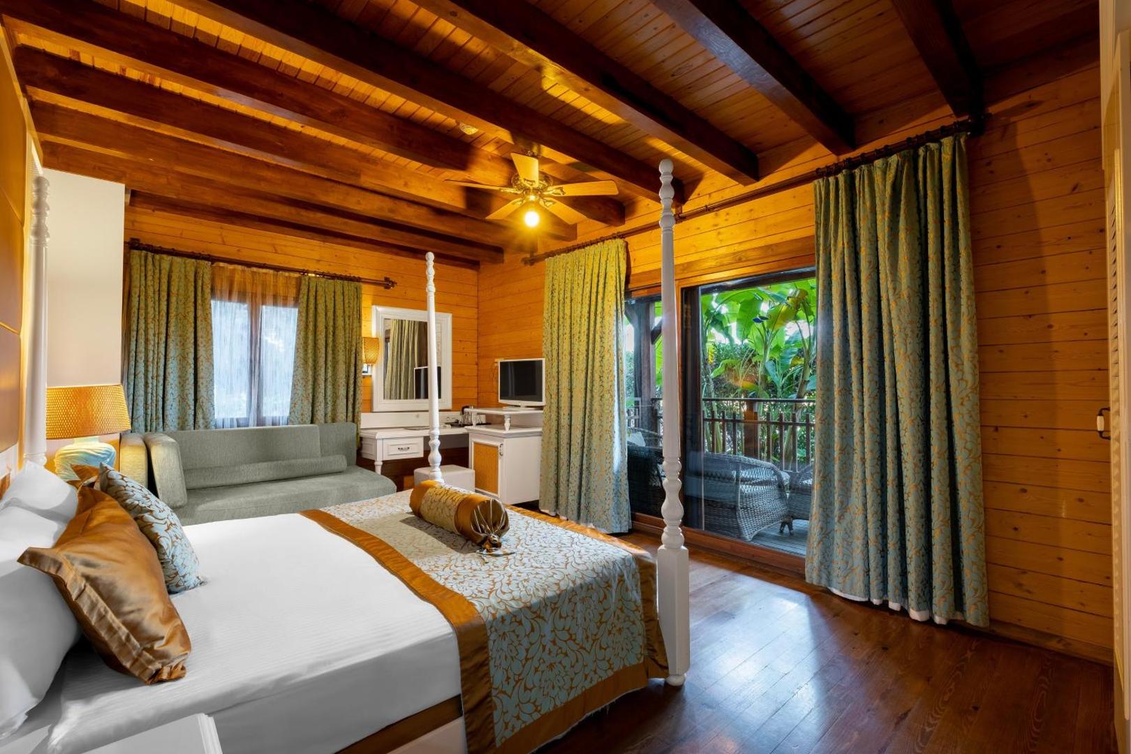 Long Beach Resort mājīgs koka bungalo numurs ar klasiskām mēbelēm un balkonu Alānijā, Turcijā
