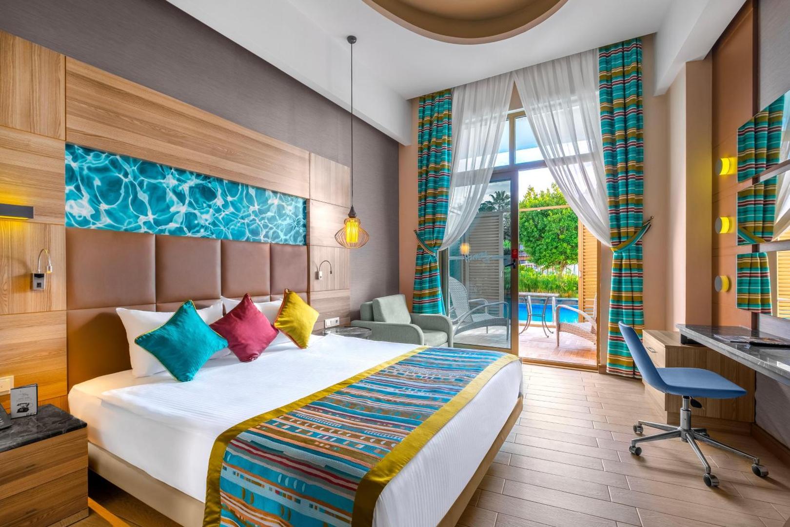 Long Beach Resort numurs ar tiešu izeju uz terasi un skatu uz dārzu un baseinu Alānijas reģionā