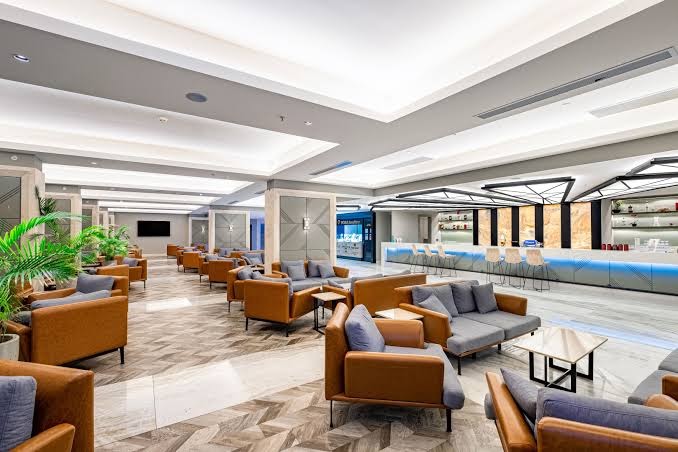 Long Beach Resort viesnīcas lobby bārs ar ērtiem ādas dīvāniem, modernu apgaismojumu un gaišu interjeru