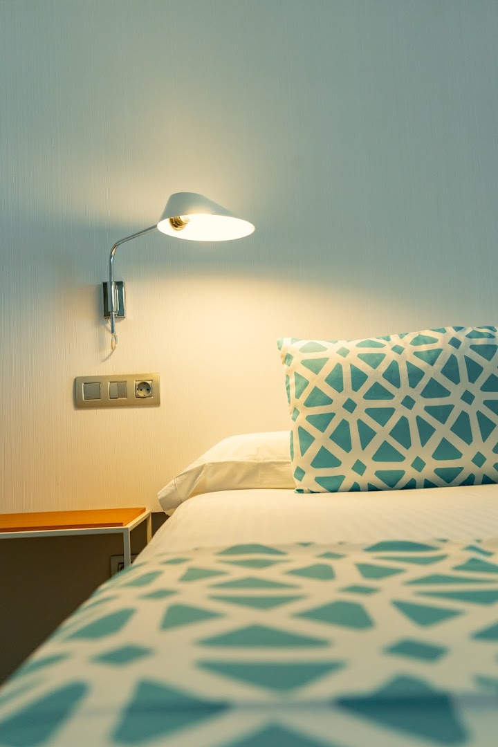 Santa Mónica Suites Hotel numura detaļa ar lasāmlampu un gultas veļu ar ģeometrisku rakstu Grankanārijā