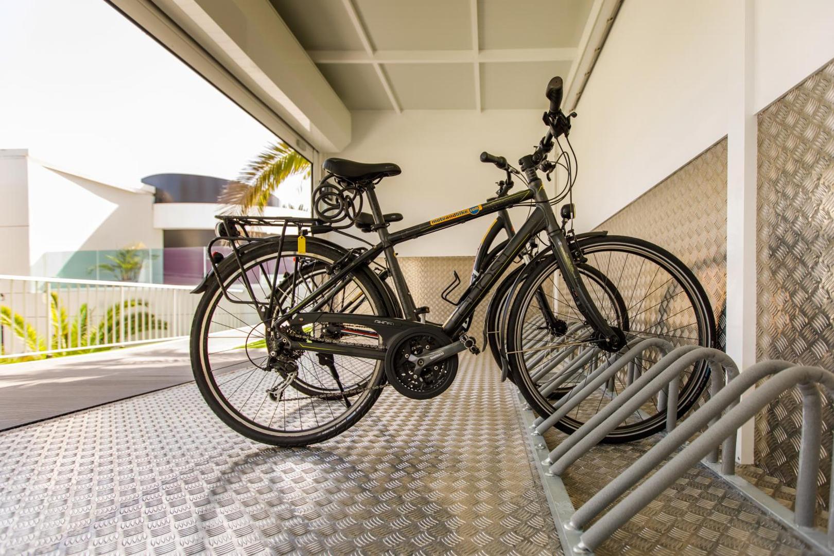 Santa Mónica Suites Hotel velosipēdu noma un novietne ar pilsētas velosipēdiem aktīvai atpūtai Grankanārijas kūrortā