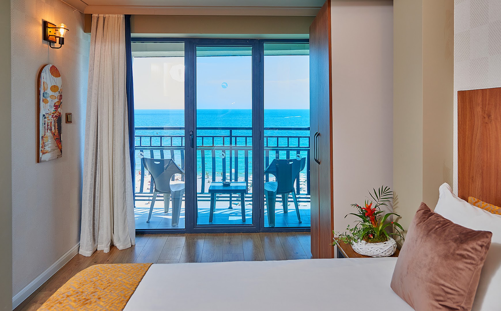 Skats no Sentido Bellevue Beach numura balkona uz Melno jūru un smilšu pludmali Saulainajā Krastā
