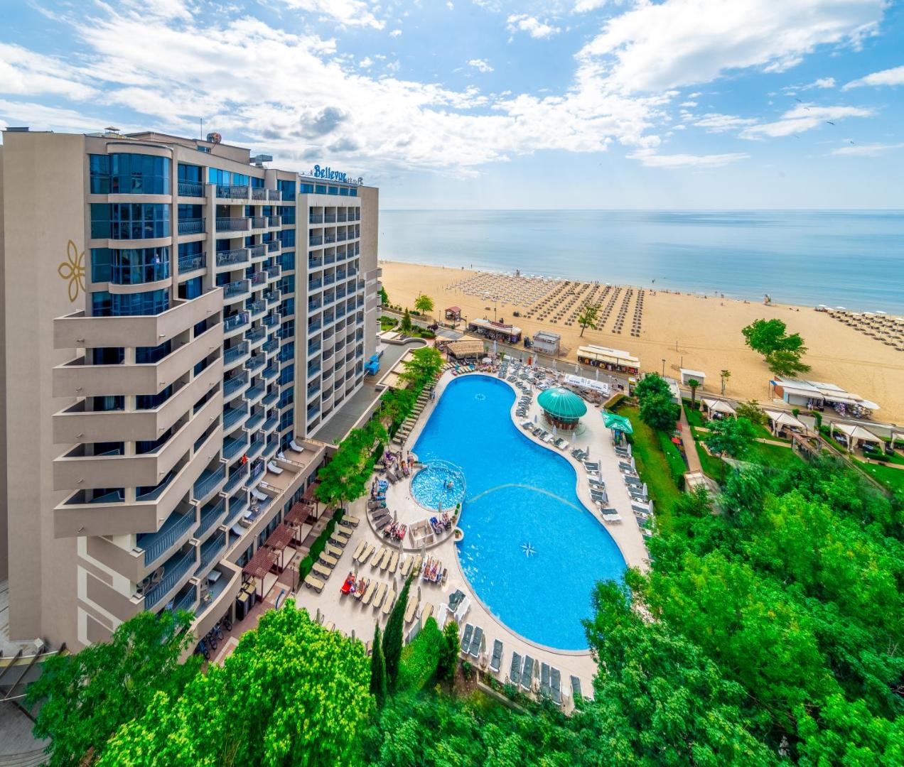 Sentido Bellevue Beach viesnīcas ēka un lielais āra baseins Saulainajā krastā, Bulgārijā — skats no augšas uz pludmali un jūru