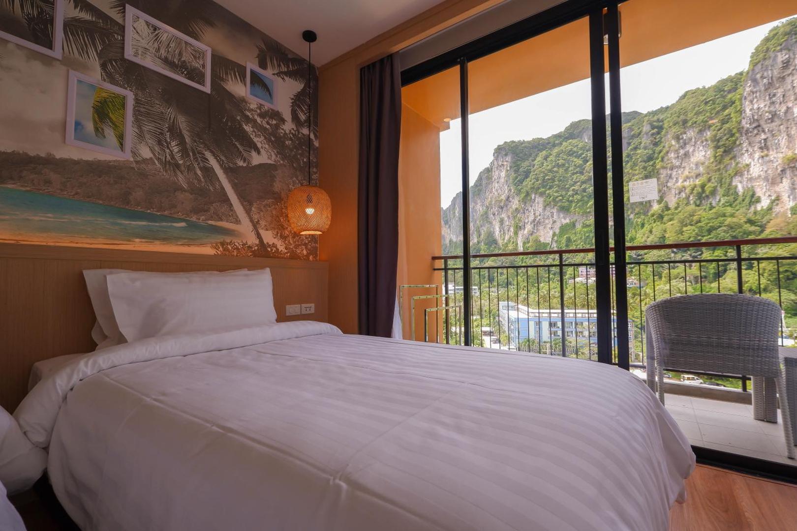 Skats no Sea Seeker Krabi Resort numura balkona uz zaļojošām klintīm un kūrorta apkārtni saulainā dienā Krabi