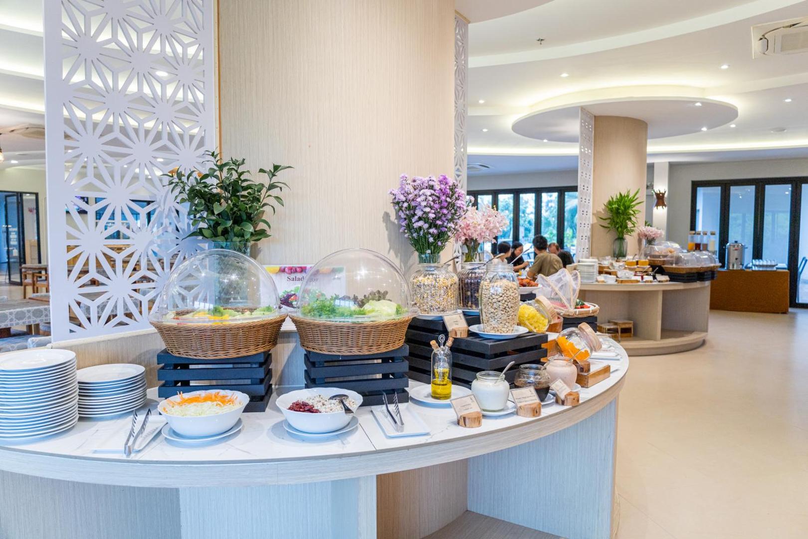 Sea Seeker Krabi Resort brokastu bufetes zona ar plašu salātu, dārzeņu un uzkodu izvēli gaišā restorāna interjerā
