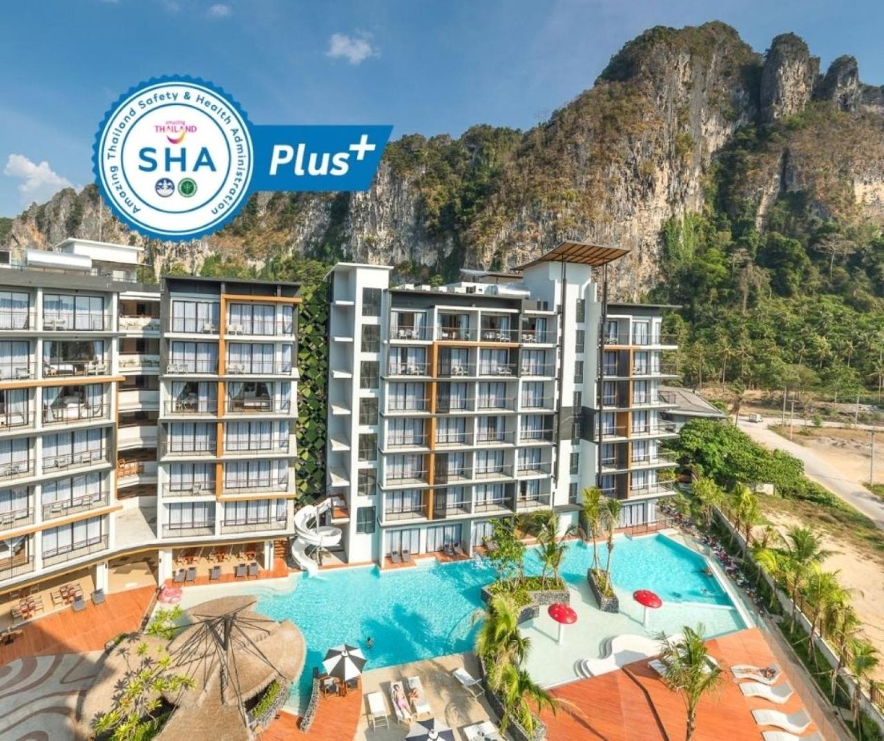 Sea Seeker Krabi Resort viesnīcas skats ar SHA Plus sertifikāta zīmi, uzsverot drošības standartus un kvalitāti Taizemē