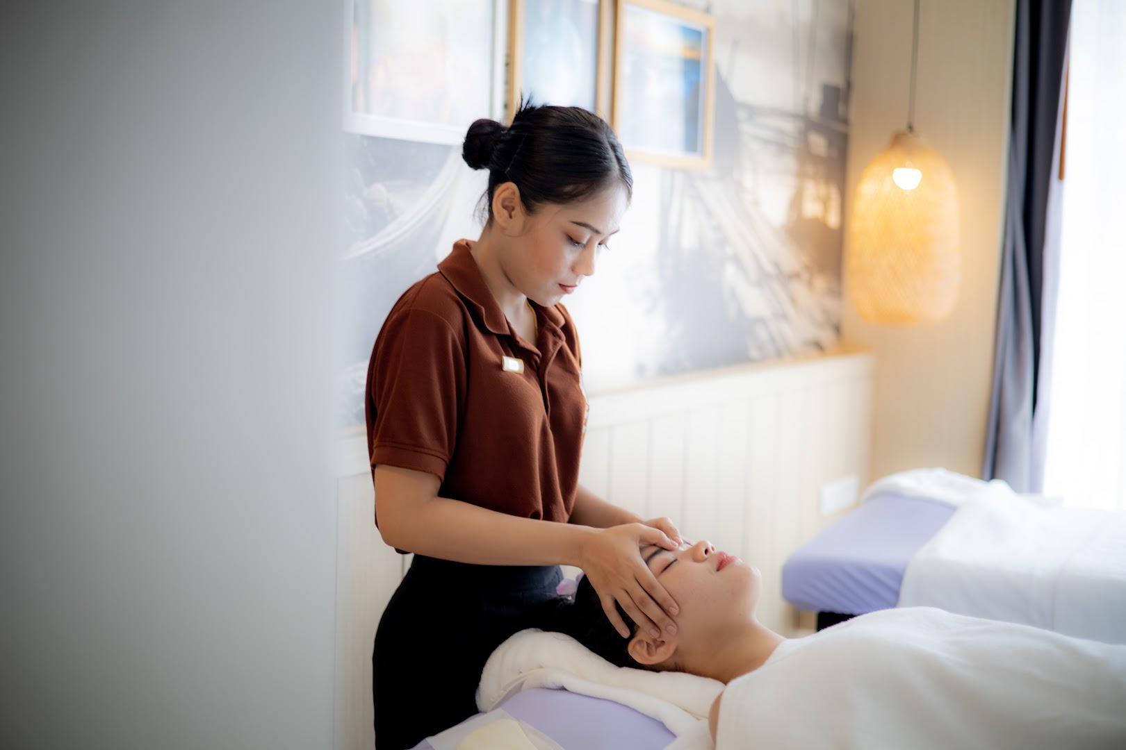 Relaksējoša galvas masāža Sea Seeker Krabi Resort spa centrā, ko veic profesionāla meistare mierīgā atmosfērā