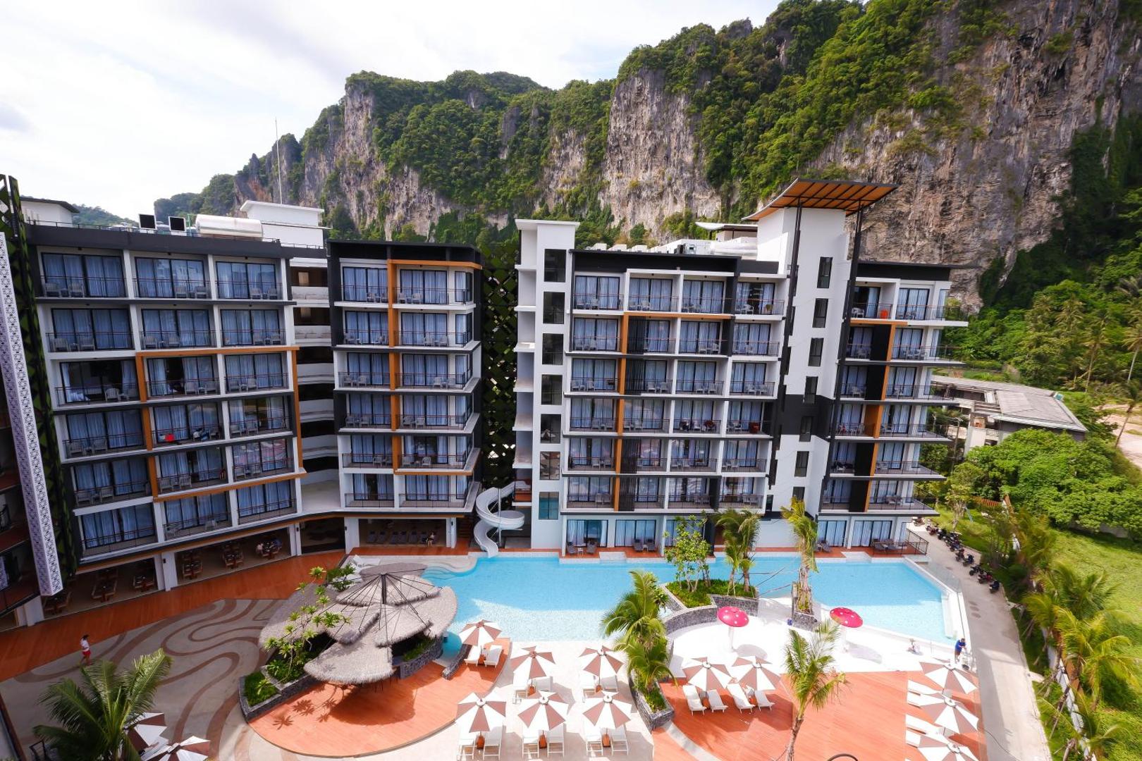 Sea Seeker Krabi Resort viesnīcas fasāde un baseins uz iespaidīgu, zaļu klinšu fona Krabi reģionā, Taizemē