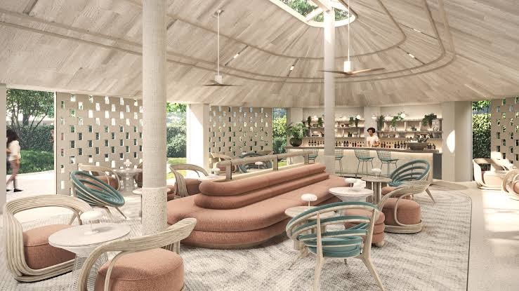 Centara Karon Resort Phuket stilīgais bārs ar oriģinālu koka griestu dizainu, moderniem krēsliem un mīkstajām mēbelēm atpūtai