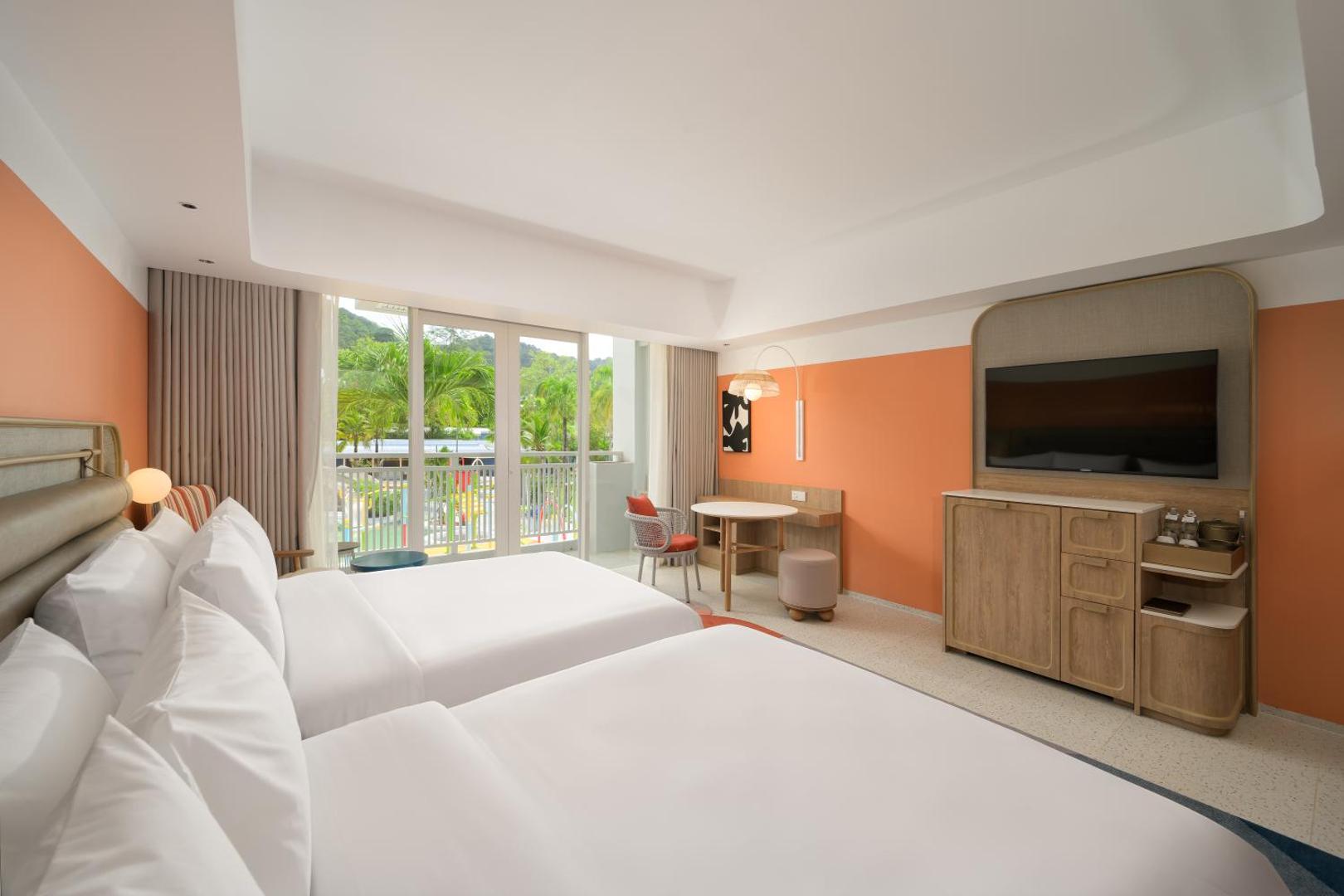 Centara Karon Resort Phuket gaišs divvietīgs numurs ar skatu uz tropu dārzu un balkonu Puketas piekrastē